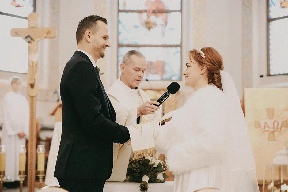 Ceremonia ślubna w kościele – wzruszający moment wymiany obrączek