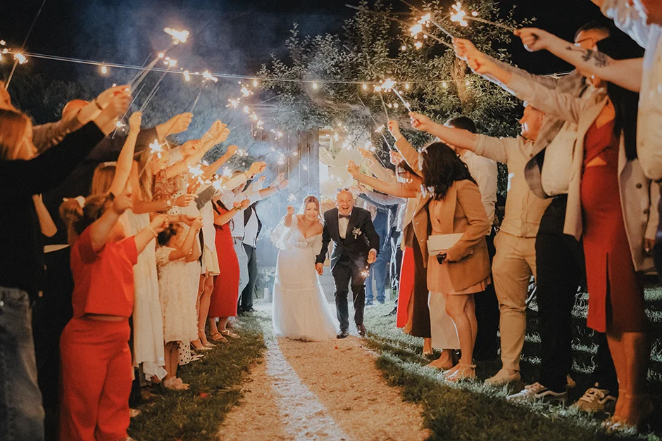 Fotograf Kraków, reportaż ślubny z sali weselnej w Małopolsce, styl rustykalny, kamerzysta, wedding content creator Kraków