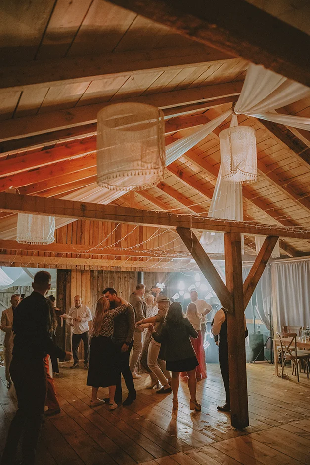 Fotograf Kraków, reportaż ślubny z sali weselnej w Małopolsce, styl rustykalny, kamerzysta, wedding content creator Kraków