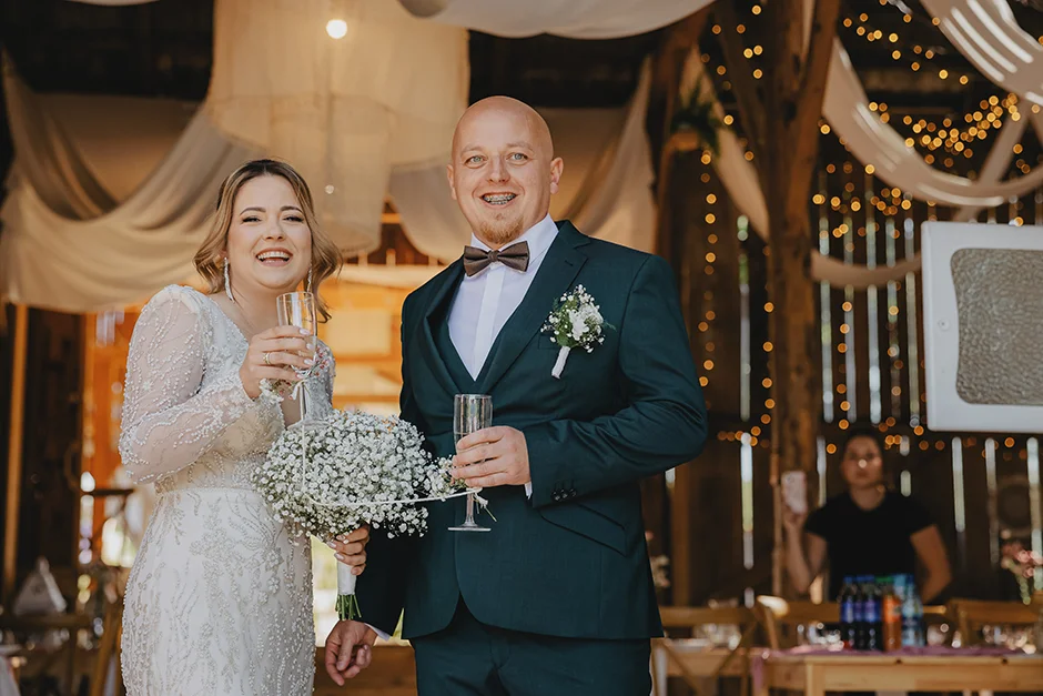 Fotograf Kraków, reportaż ślubny z sali weselnej w Małopolsce, styl rustykalny, kamerzysta, wedding content creator Kraków