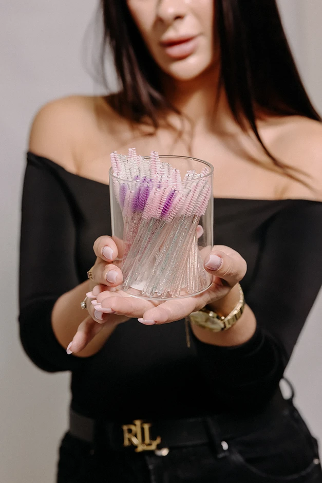 Profesjonalna sesja wizerunkowa połączona z produktową to najlepszy sposób, by pokazać Twoje produkty w najlepszym świetle. Dzięki mobilnemu studio możesz uzyskać świetne zdjęcia bez wychodzenia z salonu! 