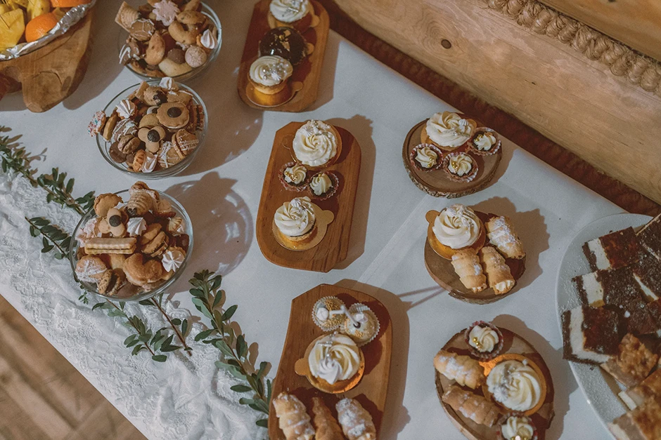 Sala weselna Istebna, Kościół Podwyższenia Krzyża Świętego, Wesele Po Zbóju, Plener ślubny Istebna, fotograf na ślub Istebna, wesele Dwór Kukuczka Restauracja, wesele Halniakowy Dwór, wesele Karczma Olza, wesele Złoty Groń, wesele Kompleks Zagroń, fotograf Studio Beskid, fotograf Natalia Pilch, fotograf Bartłomiej Zając, sala weselna Cieszyn, fotograf ślub Cieszyn