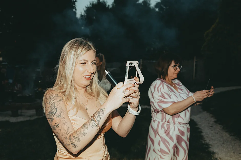 Fotograf Kraków, reportaż ślubny z sali weselnej w Małopolsce, styl rustykalny, kamerzysta, wedding content creator Kraków