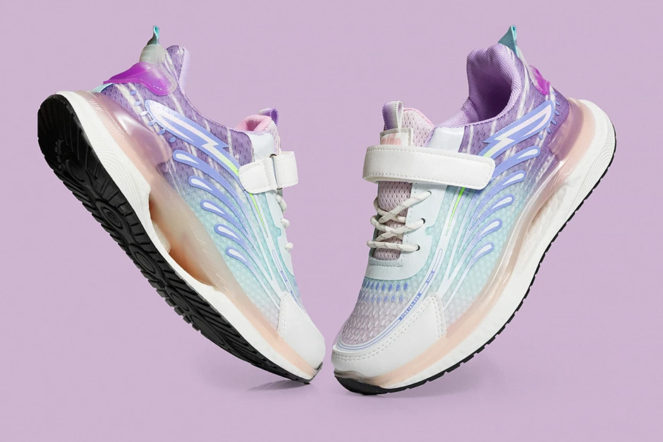 Para nowoczesnych sneakersów ustawiona centralnie na intensywnie niebieskim tle, miękkie światło podkreśla fakturę skóry i detale podeszwy.