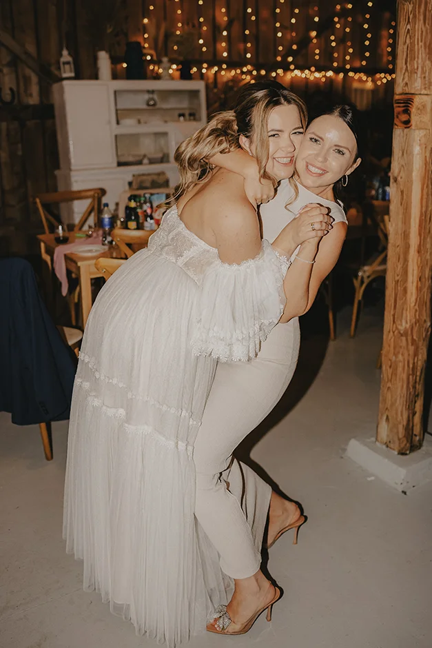 Fotograf Kraków, reportaż ślubny z sali weselnej w Małopolsce, styl rustykalny, kamerzysta, wedding content creator Kraków