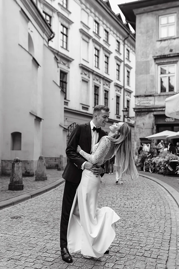 Sesja ślubna w Krakowie, pomysł na sesję ślubną, fotograf ślubny Kraków, wesele Kraków, Brzoskwinia Ogród, fotograf na ślub małopolskie