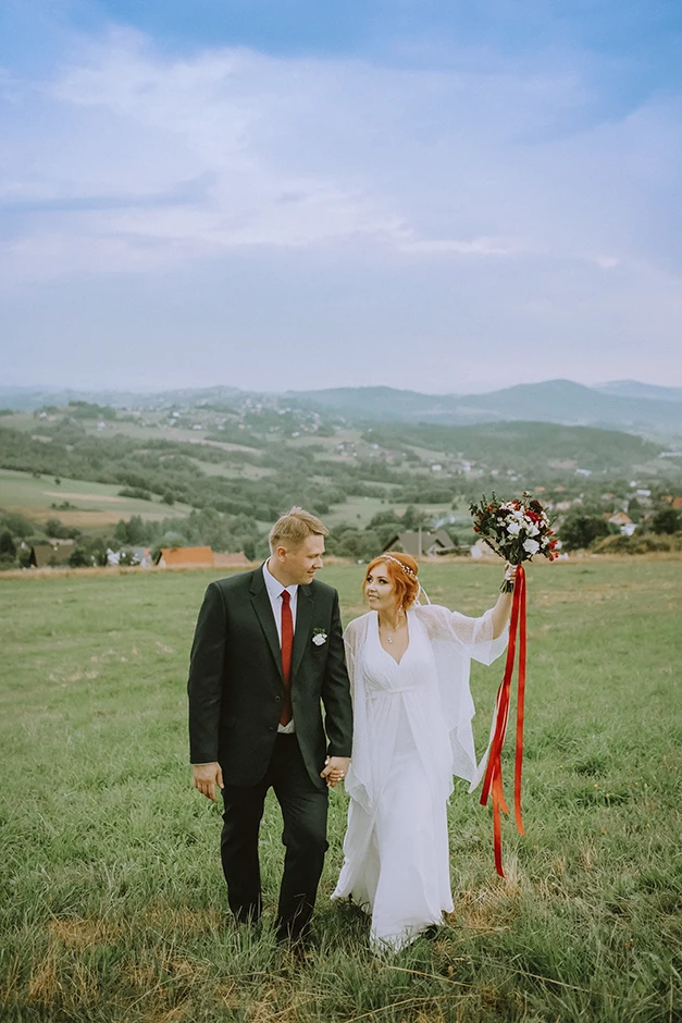 Sala weselna Istebna, Kościół Podwyższenia Krzyża Świętego, Wesele Po Zbóju, Plener ślubny Istebna, fotograf na ślub Istebna, wesele Dwór Kukuczka Restauracja, wesele Halniakowy Dwór, wesele Karczma Olza, wesele Złoty Groń, wesele Kompleks Zagroń, fotograf Studio Beskid, fotograf Natalia Pilch, fotograf Bartłomiej Zając, sala weselna Cieszyn, fotograf ślub Cieszyn