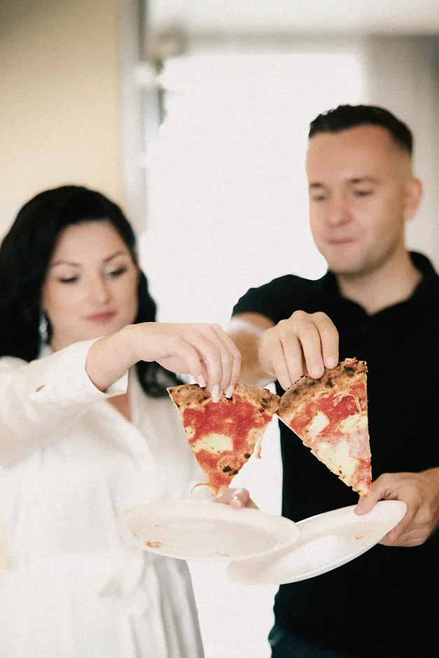 Przygotowania Panny Młodej w Częstochowie, wspólne chwile z świadkami i szampanem.