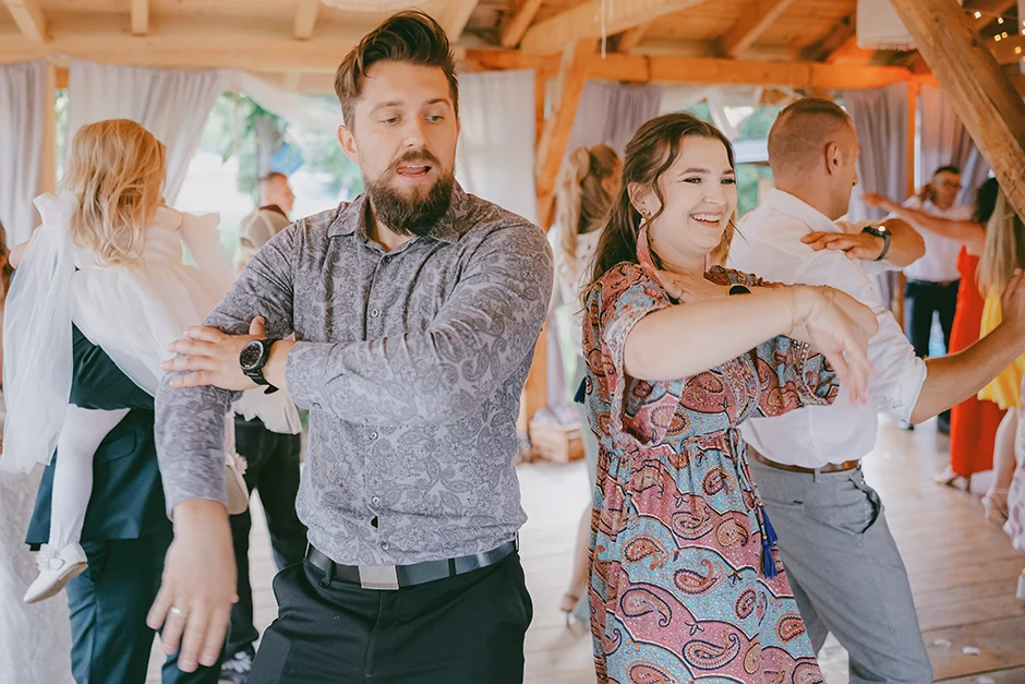 Fotograf Kraków, reportaż ślubny z sali weselnej w Małopolsce, styl rustykalny, kamerzysta, wedding content creator Kraków