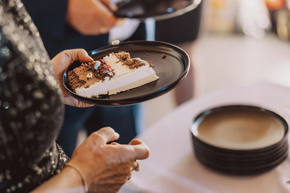 Fotoreportaż z urodzin, fotograf na urodziny. Sala balowa w Zamku Lubliniec udekorowana balonami i kwiatami, goście bawią się przy muzyce.a