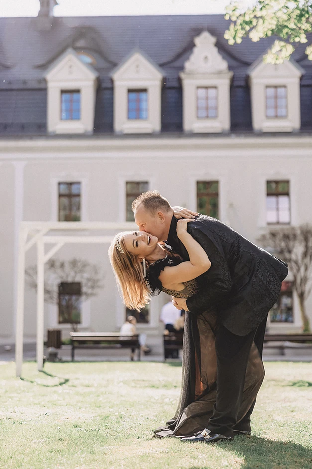 Fotoreportaż z urodzin, fotograf na urodziny. Sala balowa w Zamku Lubliniec udekorowana balonami i kwiatami, goście bawią się przy muzyce.a