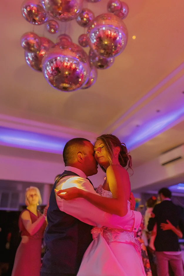 Sala weselna Kraków, fotograf Kraków, kamerzysta Kraków, dj Kraków, zespół wesele Kraków, atrakcje na wesele Kraków, fotograf ślubny Kraków