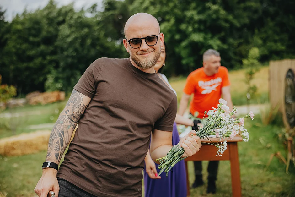 Fotograf Kraków, reportaż ślubny z sali weselnej w Małopolsce, styl rustykalny, kamerzysta, wedding content creator Kraków