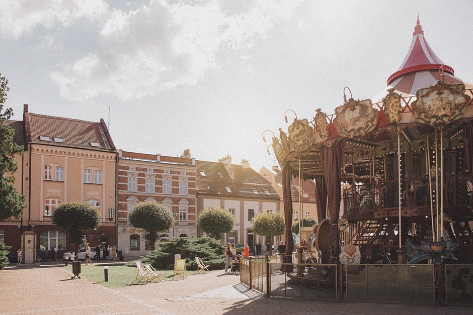 Ślub cywilny w Urzędzie Stanu Cywilnego na rynku w Żorach.