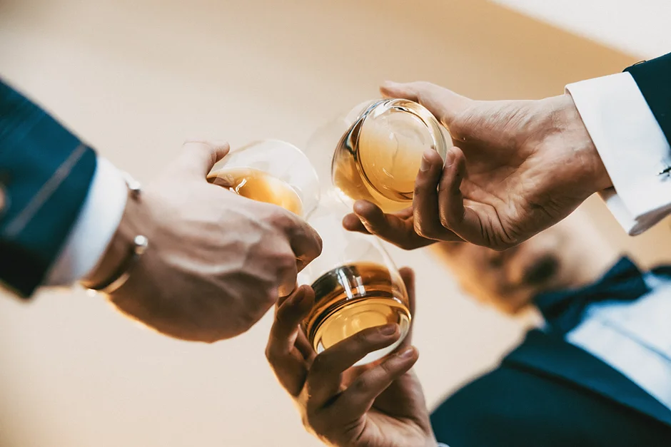 Sala weselna "Romeo i Julia" w Szczyrku to idealne miejsce na romantyczne przyjęcie w klimacie włoskiej winnicy. Połączenie rustykalnego wystroju, górskich widoków i ciepłej atmosfery tworzy wyjątkową scenerię dla niezapomnianego wesela w stylu toskańskim.