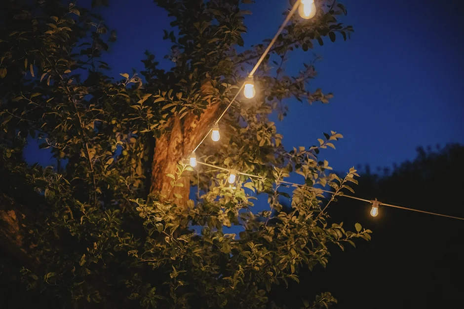 Fotograf Kraków, reportaż ślubny z sali weselnej w Małopolsce, styl rustykalny, kamerzysta, wedding content creator Kraków