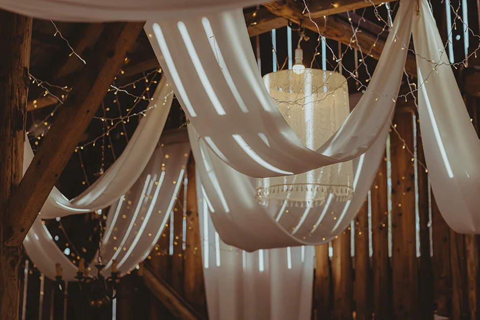 Fotograf Kraków, reportaż ślubny z sali weselnej w Małopolsce, styl rustykalny, kamerzysta, wedding content creator Kraków