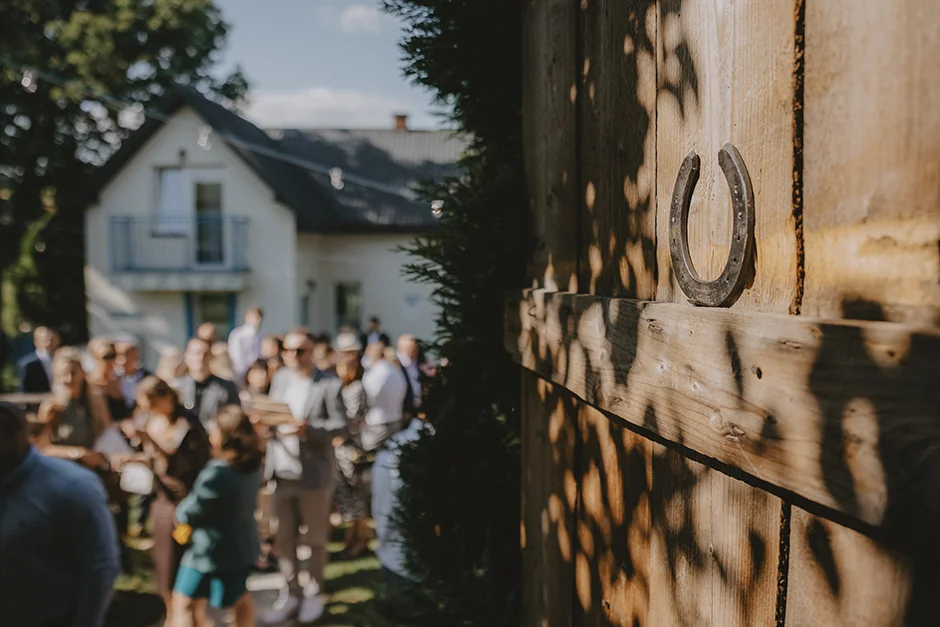 Fotograf Kraków, reportaż ślubny z sali weselnej w Małopolsce, styl rustykalny, kamerzysta, wedding content creator Kraków