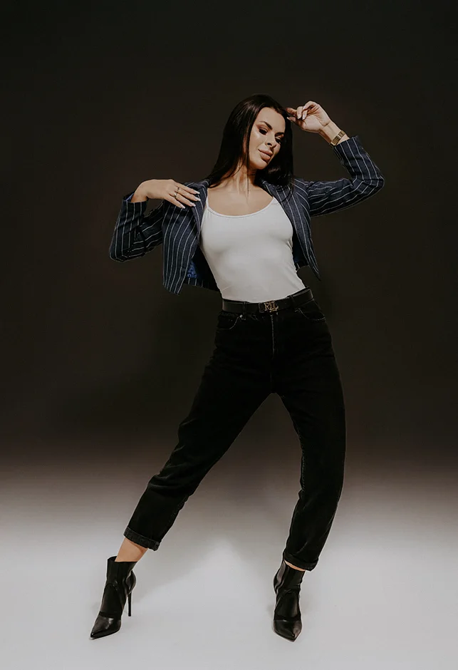 Profesjonalna sesja wizerunkowa połączona z produktową to najlepszy sposób, by pokazać Twoje produkty w najlepszym świetle. Dzięki mobilnemu studio możesz uzyskać świetne zdjęcia bez wychodzenia z salonu! 