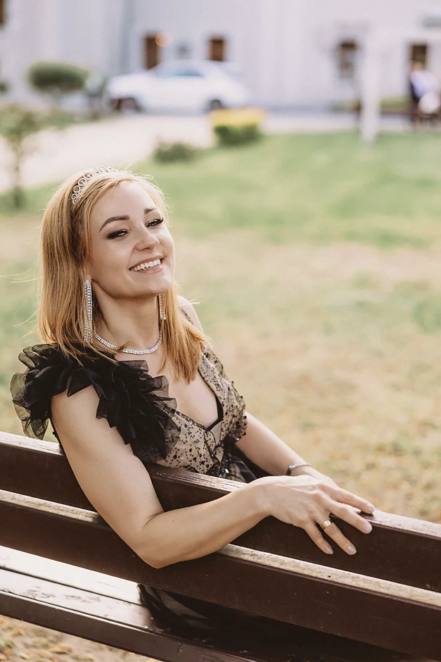 Fotoreportaż z urodzin, fotograf na urodziny. Sala balowa w Zamku Lubliniec udekorowana balonami i kwiatami, goście bawią się przy muzyce.a