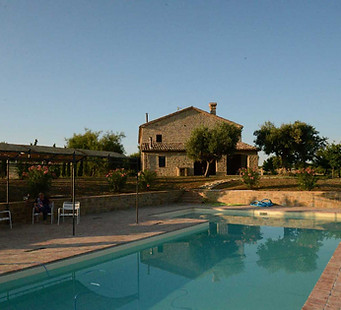 Piscina con ingresso laterale e pergola ombreggiante