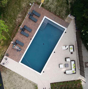 Piscina nel giardino di un Casolare