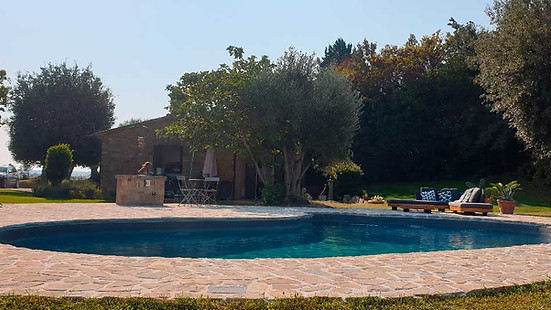 Privater Swimmingpool, der in das Bauernhaus aus Stein integriert ist