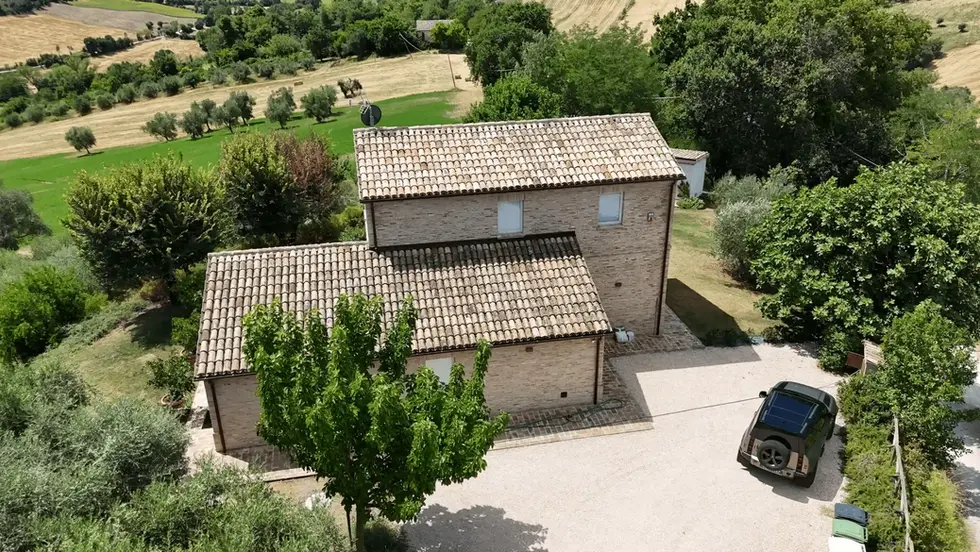 Casolare in mattoni a vista a Ostra con giardino e alberi di ulivo nelle Marche