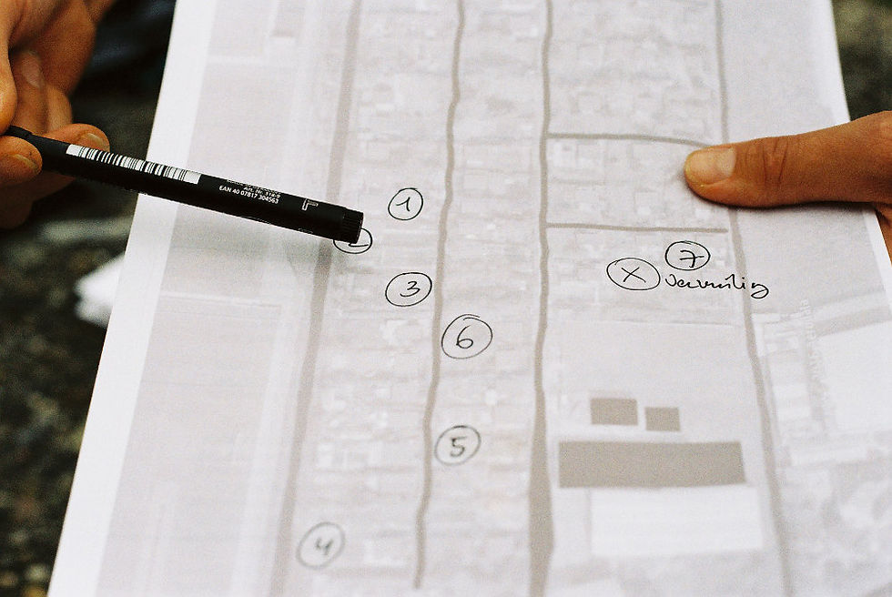 Architecten van Woonpioniers bespreken een ontwerp voor een biobased woning op maat