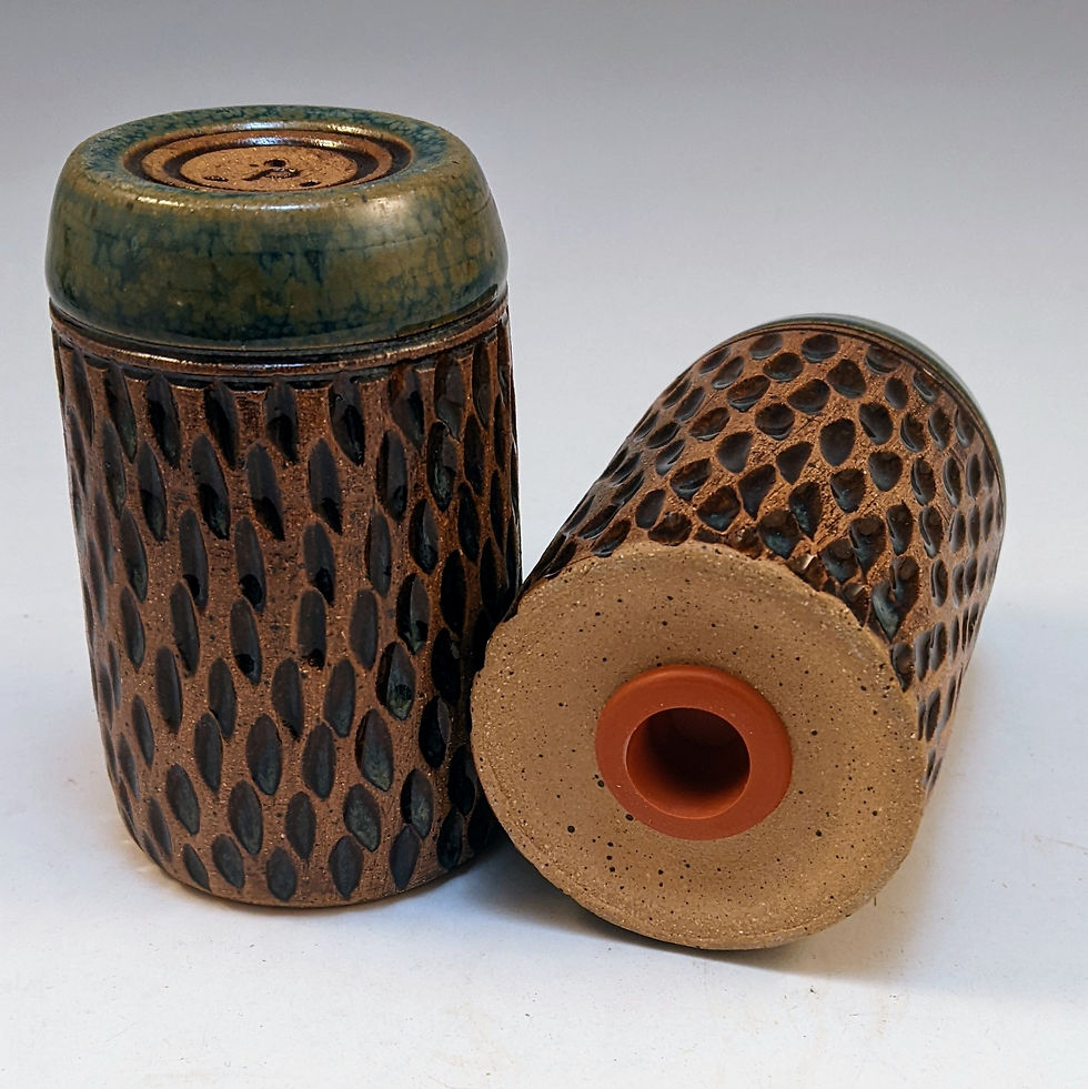Thumbnail: Carved salt and pepper in agate 