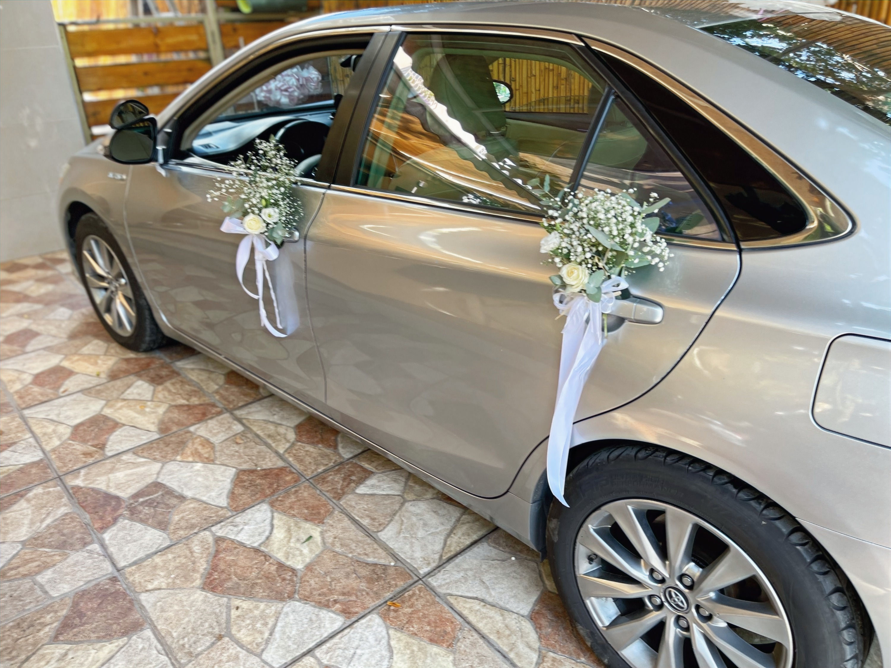 רכב-חתונה-מעוטר-בפרחים-לבנים-וסרטים-לבנים
