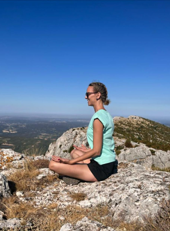 Julie Gatt en méditation sur une montagne