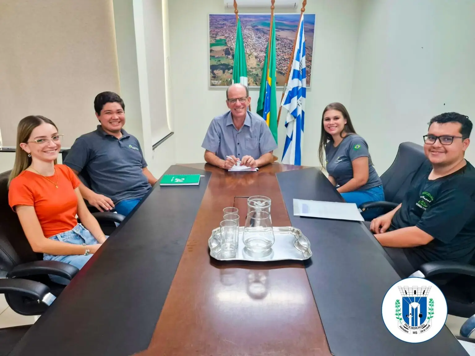 Representantes da AUNAD se reúnem com o prefeito Sérgio Barbosa no gabinete da Prefeitura de Amambai para discutir o convênio de transporte escolar. Na imagem, Dylan Aida, presidente da AUNAD, e Anna Vitória Nobrega, primeira tesoureira, apresentam demandas dos acadêmicos que estudam em Ponta Porã e DouradosRepresentantes da AUNAD se reúnem com o prefeito Sérgio Barbosa no gabinete da Prefeitura de Amambai para discutir o convênio de transporte escolar. Na imagem, Dylan Aida, presidente da AUNAD, e Anna Vitória Nobrega, primeira tesoureira, apresentam demandas dos acadêmicos que estudam em Ponta Porã e Dourados.