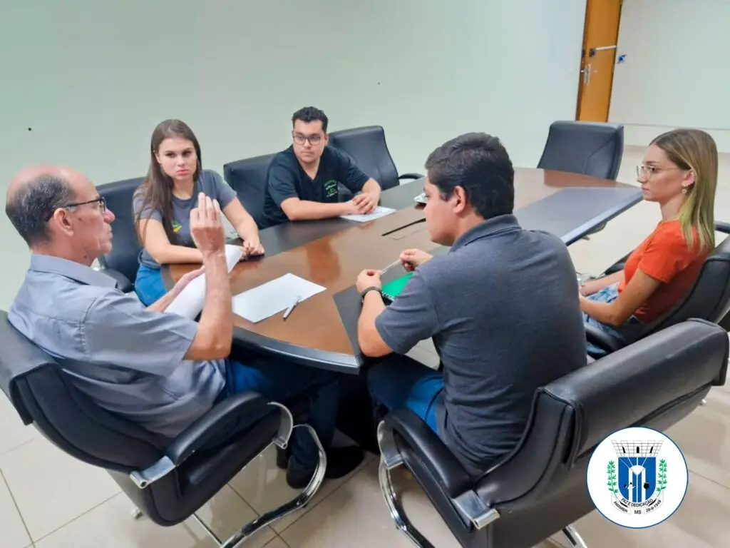 Representantes da AUNAD se reúnem com o prefeito Sérgio Barbosa no gabinete da Prefeitura de Amambai para discutir o convênio de transporte escolar. Na imagem, Dylan Aida, presidente da AUNAD, e Anna Vitória Nobrega, primeira tesoureira, apresentam demandas dos acadêmicos que estudam em Ponta Porã e DouradosRepresentantes da AUNAD se reúnem com o prefeito Sérgio Barbosa no gabinete da Prefeitura de Amambai para discutir o convênio de transporte escolar. Na imagem, Dylan Aida, presidente da AUNAD, e Anna Vitória Nobrega, primeira tesoureira, apresentam demandas dos acadêmicos que estudam em Ponta Porã e Dourados.Representantes da AUNAD se reúnem com o prefeito Sérgio Barbosa no gabinete da Prefeitura de Amambai para discutir o convênio de transporte escolar. Na imagem, Dylan Aida, presidente da AUNAD, e Anna Vitória Nobrega, primeira tesoureira, apresentam demandas dos acadêmicos que estudam em Ponta Porã e DouradosRepresentantes da AUNAD se reúnem com o prefeito Sérgio Barbosa no gabinete da Prefeitura de Amambai para discutir o convênio de transporte escolar. Na imagem, Dylan Aida, presidente da AUNAD, e Anna Vitória Nobrega, primeira tesoureira, apresentam demandas dos acadêmicos que estudam em Ponta Porã e Dourados.