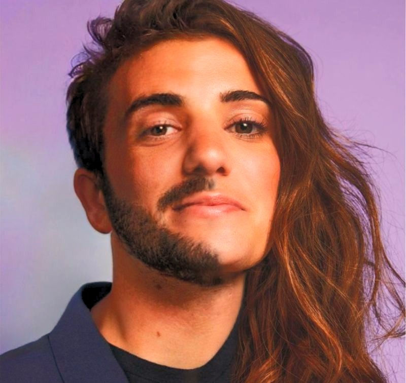 Claire Suco avec une demi barbe car c'est plus simple de lever des fonds quand on est un homme