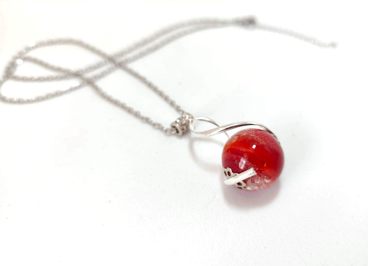 Pendentif artisanal "L'enlacée" perle rouge en verre dans torsade métallique