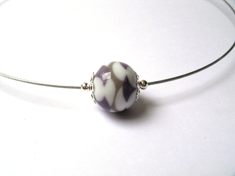 Collier Tour de cou une perle blanche, grise et violet