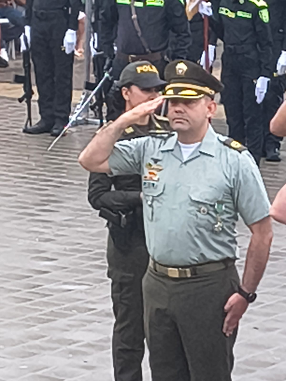 saludo a la bandera policía nacional