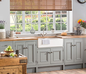 Venetian_WoodChestnut_TradKitchen_Open.j