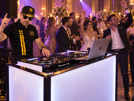 Illustration d’un DJ derrière une régie blanche et d’invités dansant dans une salle de mariage.