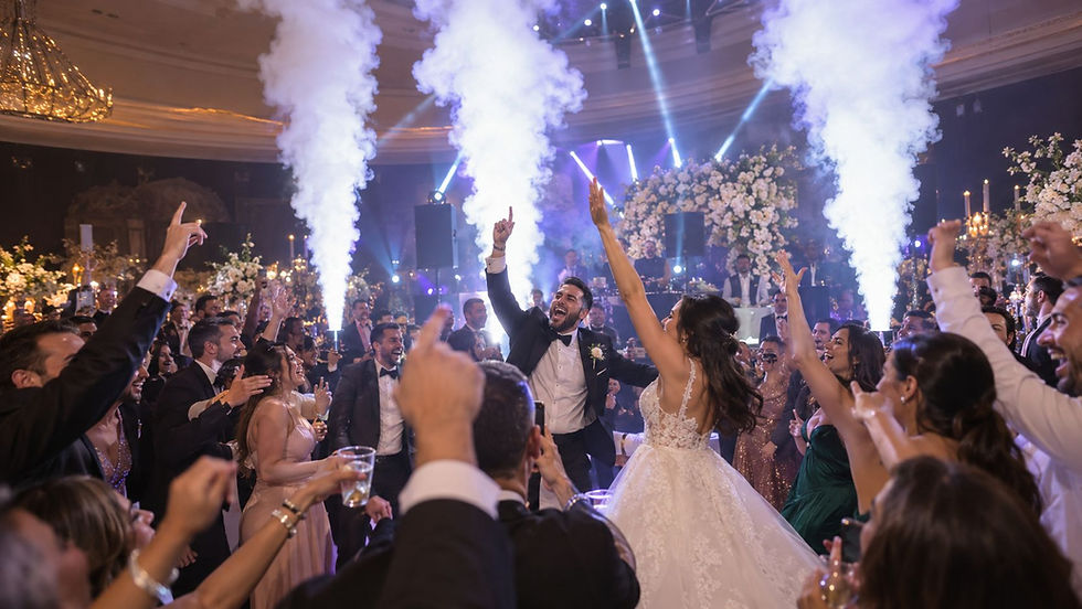 Illustration d’une piste de mariage animée avec des jets de fumée et des lumières.