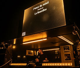 Événement professionnel avec DJ, écran LED 4K et ambiance musicale