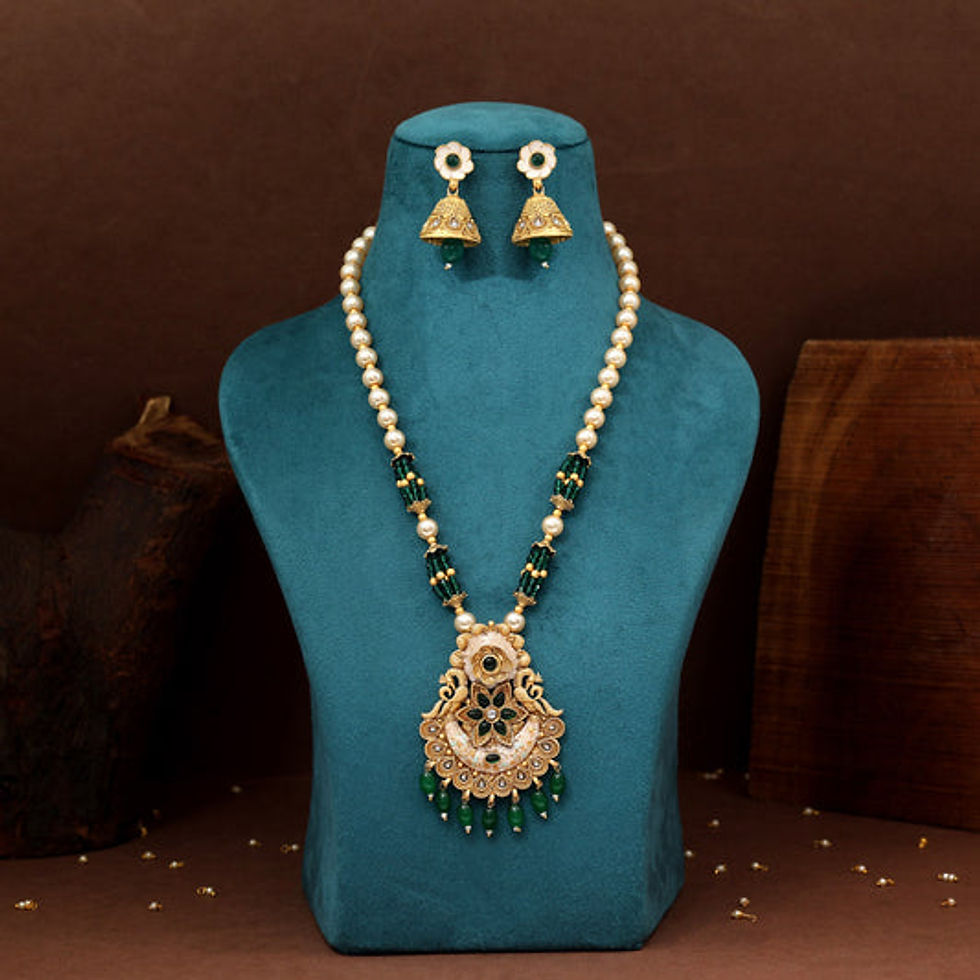 Thumbnail: Elegant green and gold necklace set