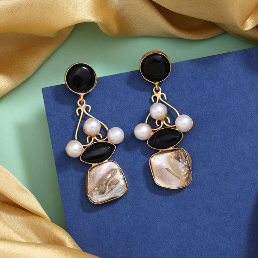 Elegant black and pearl earrings