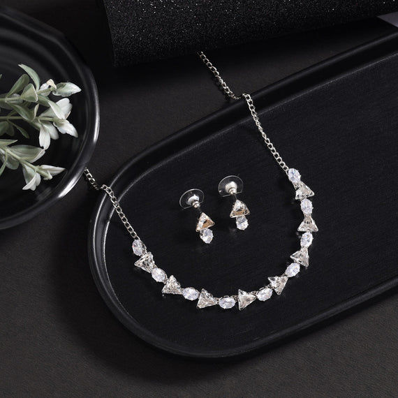 Elegant necklace and earrings set