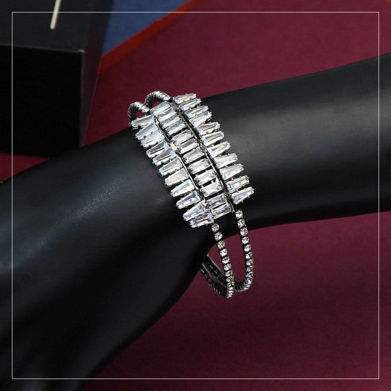 Sparkling silver bracelet with baguette-cut stones