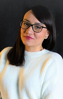 Mi misión es ayudar a personas que se sienten insatisfechas con quien son actualmente y con la vida que están viviendo. Que no son capaces de explotar todo su potencial porque no saben cómo dejar atrás miedos, inseguridades, complejos y dudas, pero que tienen el anhelo de lograrlo y vivir la vida bajo sus términos, dejándose guiar por sus verdaderos deseos.
También, deseo guiar a personas que tienen la sensación de no saber quien son en realidad, donde existe una falta de conexión consigo mismos y con su poder y por lo tanto se sienten con una falta propósito en la vida, que actualmente viven por vivir, pero que no están dispuestos a conformarse con eso.
Incluso, se puede llegar al punto de sentir un vacío profundo, que no se va con nada y que puede estar acompañado con frustración, desanimo, desesperanza o parálisis, en resumen, se siente como que la vida no tiene sentido y se han perdido las ganas de vivir. Pero incluso en esta posición, existe algo dentro de todos los seres humanos que nos dice que debe haber algo más para nosotros, que experimentar ese "infierno" en el que vivimos hoy no puede ser la única razón por la que vinimos a esta vida. Debe haber algo tras ese dolor y tras esa desorientación. Siempre hay un rayito de luz al final del túnel oscuro que intenta llamar nuestra atención para guiarnos a nuestro lugar, a nuestro propósito. Mi deseo es trabajar con personas que están dispuestos a dejarse guiar por ese rayito de luz.