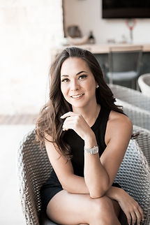 Hola!!! Les cuento rápidamente quién soy para que me conozcan un poquito. Soy Sandra Viesca, esposa y mamá de 2 hijas. También soy Ingeniera Industrial y Life Coach.
Mi vida cambió 360° a mis 21 años, cuando mi Papá murió (en esa etapa de mi vida, la persona más importante) mientras estaba estudiando la carrera en Monterrey. Terminé el semestre y regresé a Querétaro con mi Mamá y hermanos. Ya han pasado 18 años desde su muerte y durante este tiempo he sanado de manera impresionante. También he descubierto mi parte espiritual, lo cual me ha permitido convertirme en una mejor versión de mí misma. Podría decir que soy la mejor versión de mí misma, muy positiva, empática, agradecida y cercana a Dios.
Durante todos estos años de mi proceso de sanación, encontré y descubrí la manera de manifestar la vida de mis sueños utilizando la poderosa herramienta de la gratitud. Empecé a amarme primero a mí antes que a nadie y me di cuenta de que soy yo quien crea mi propia realidad.
Descubrí lo satisfactorio que era poder ayudar a la gente y me di cuenta de que el anhelo de mi corazón era poder cambiar la vida de muchas personas. Es por eso que ahora puedo decir que ser Life Coach es mi misión de vida.