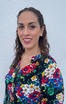 Mi nombre es Karla Cruz Eng, pase más de 8 años de mi vida haciendo cosas que no me hacían sentir plena, hasta que viví un proceso de introspección que me hizo conectar conmigo y con mi espiritualidad, transitando así hacia el camino para experimentar y disfrutar mi verdadero propósito de vida.
Mi misión es acompañarte en tu proceso personal, para que logres conectar contigo y tu espiritualidad, fortaleciendo así tu merecimiento pleno, ayudándote a identificar y cambiar aquellas creencias que no te dejan avanzar para alcanzar la vida que tanto deseas; brindándote las herramientas necesarias que te ayudarán a generar un cambio permanente en tu vida, teniendo total convicción de que este cambio llena tu vida por completo.