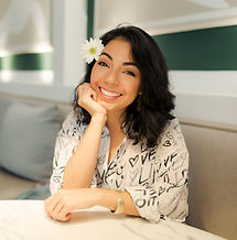 Tenía 25 años. En mi vida académica y profesional ya casi me habían puesto la estrellita en la frente, tenía licenciatura, posgrado, miles de cursos, buen puesto, buen salario, horario “normal”; sólo faltaba un doctorado o maestría y aparentemente el éxito, pero nada en lo que de verdad se sintiera que podía ser yo.
Ahora, si hablamos de mis relaciones familiares, amistosas o de pareja; “la mejor”, la comprensiva y la incondicional (como la canción de Luis Miguel). Todo lo hacía para complacer, me callaba muchas cosas y por miedo, no me permitía ser yo.